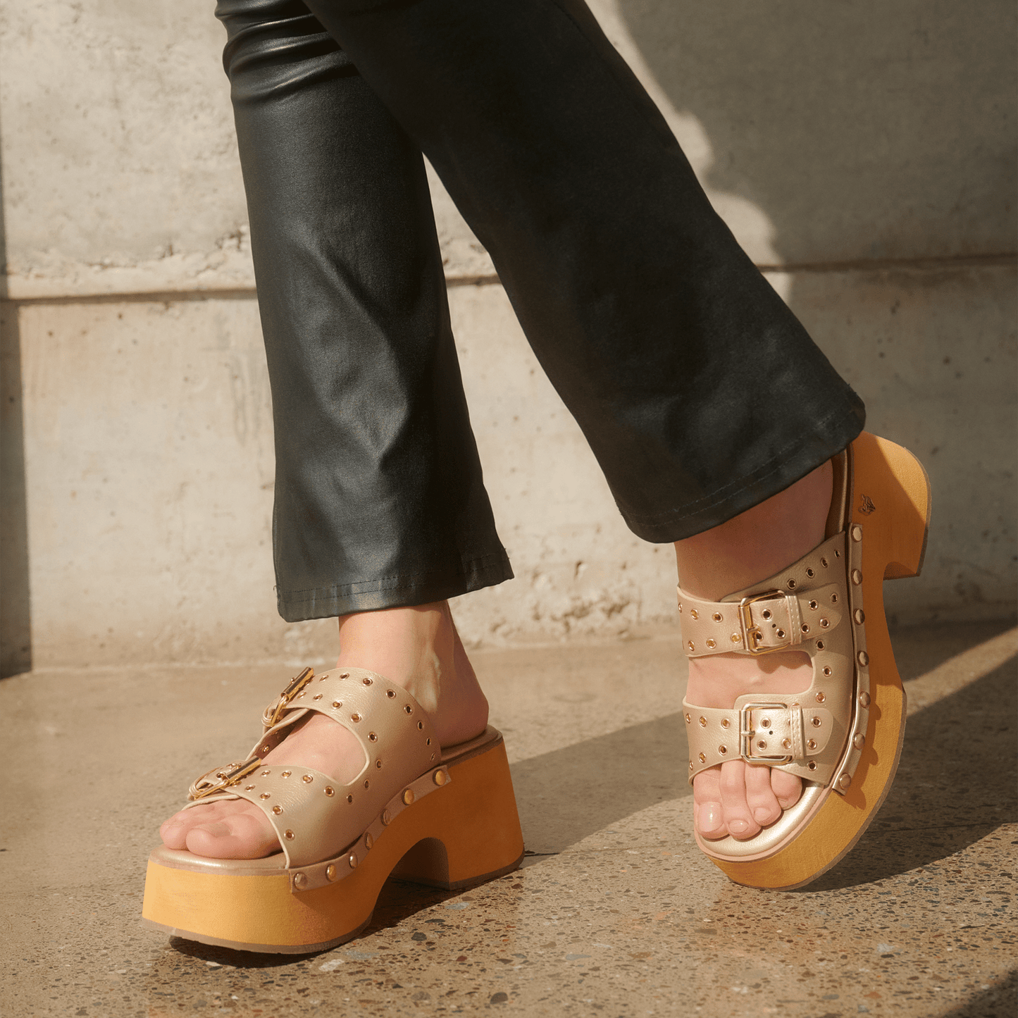Sandalia Plataforma Oro Mujer 35266 - Gotta Mexico