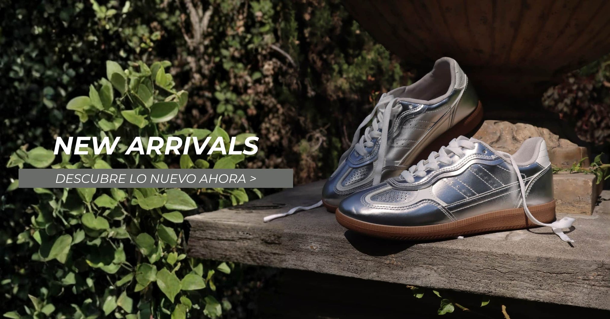 Tenis plateados para mujer Gotta México de nueva colección con acabado metalizado y suela color caramelo, exhibidos sobre una base de piedra en un entorno exterior