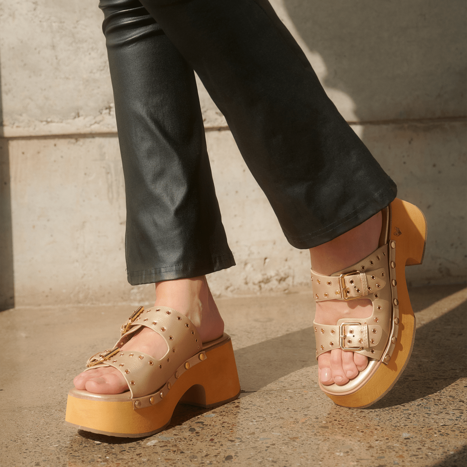 Sandalia Plataforma Oro Mujer 35266 - Gotta Mexico