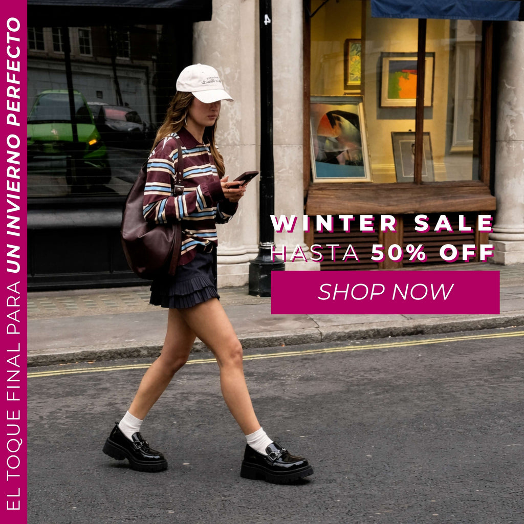 Mujer usando look urbano de invierno mientras revisa su celular, promoción Winter Sale hasta 50% off