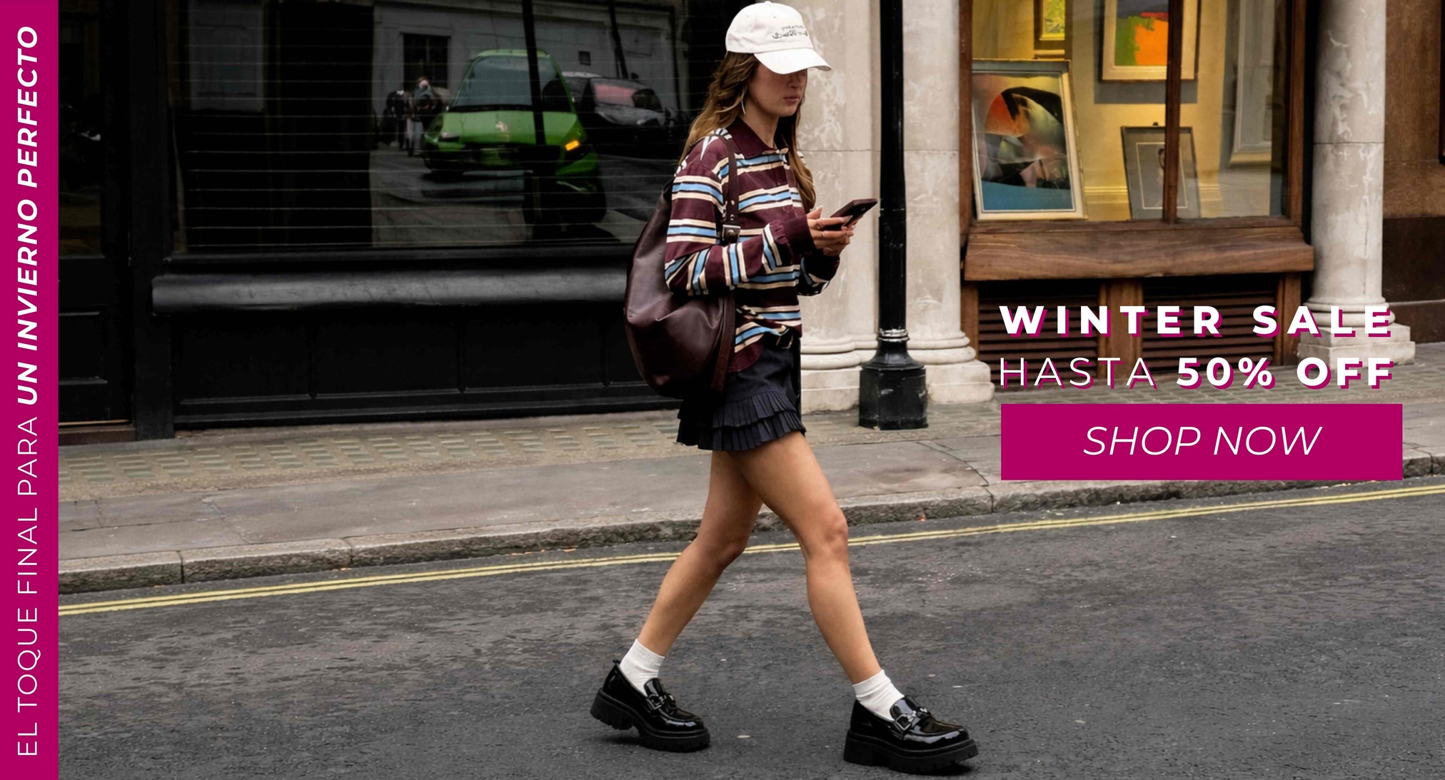 Mujer caminando por la ciudad con outfit casual de invierno durante Winter Sale con hasta 50% de descuento