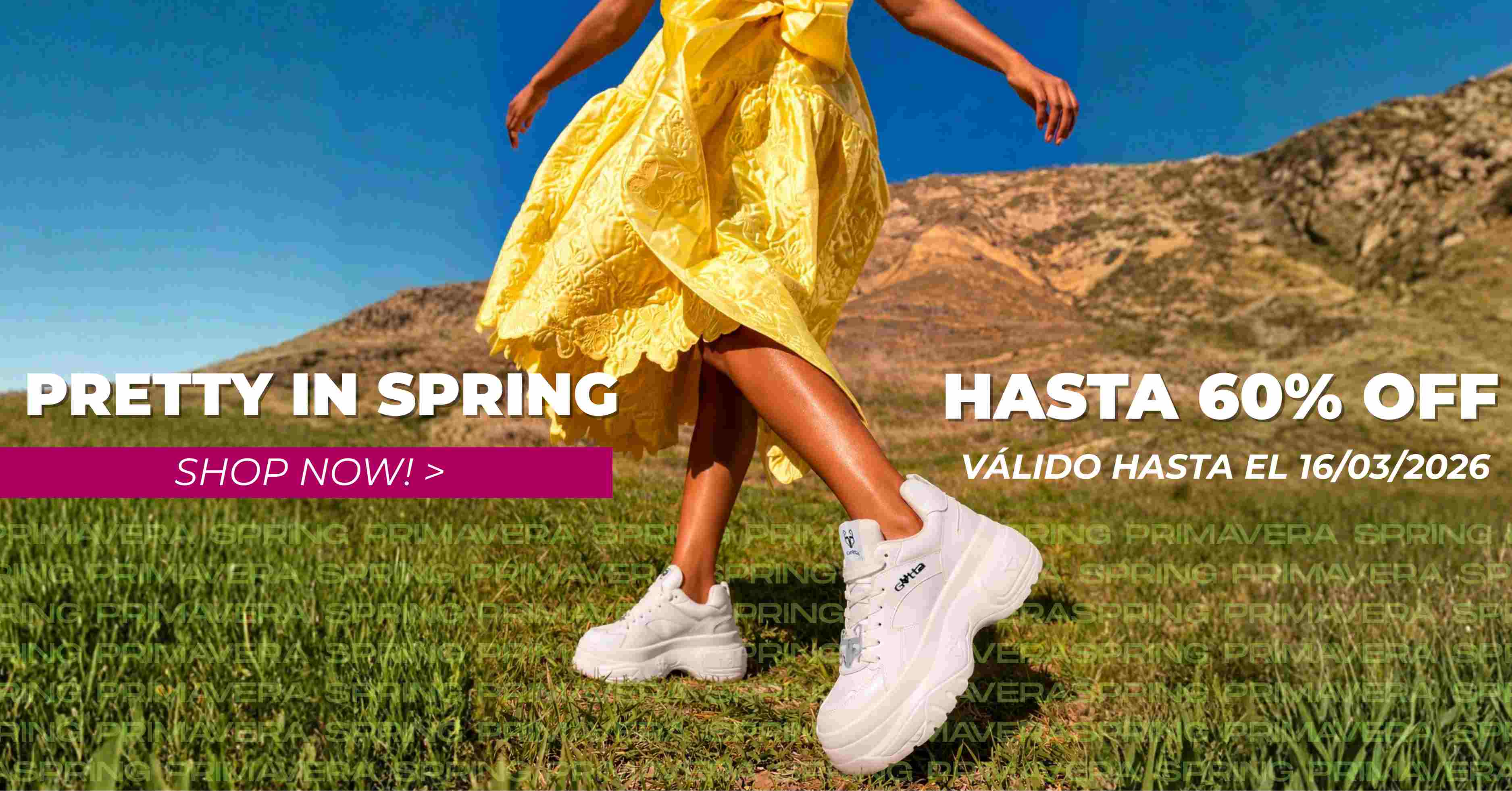 Mujer con vestido amarillo usando zapatillas blancas en colección primavera con descuento hasta 60%