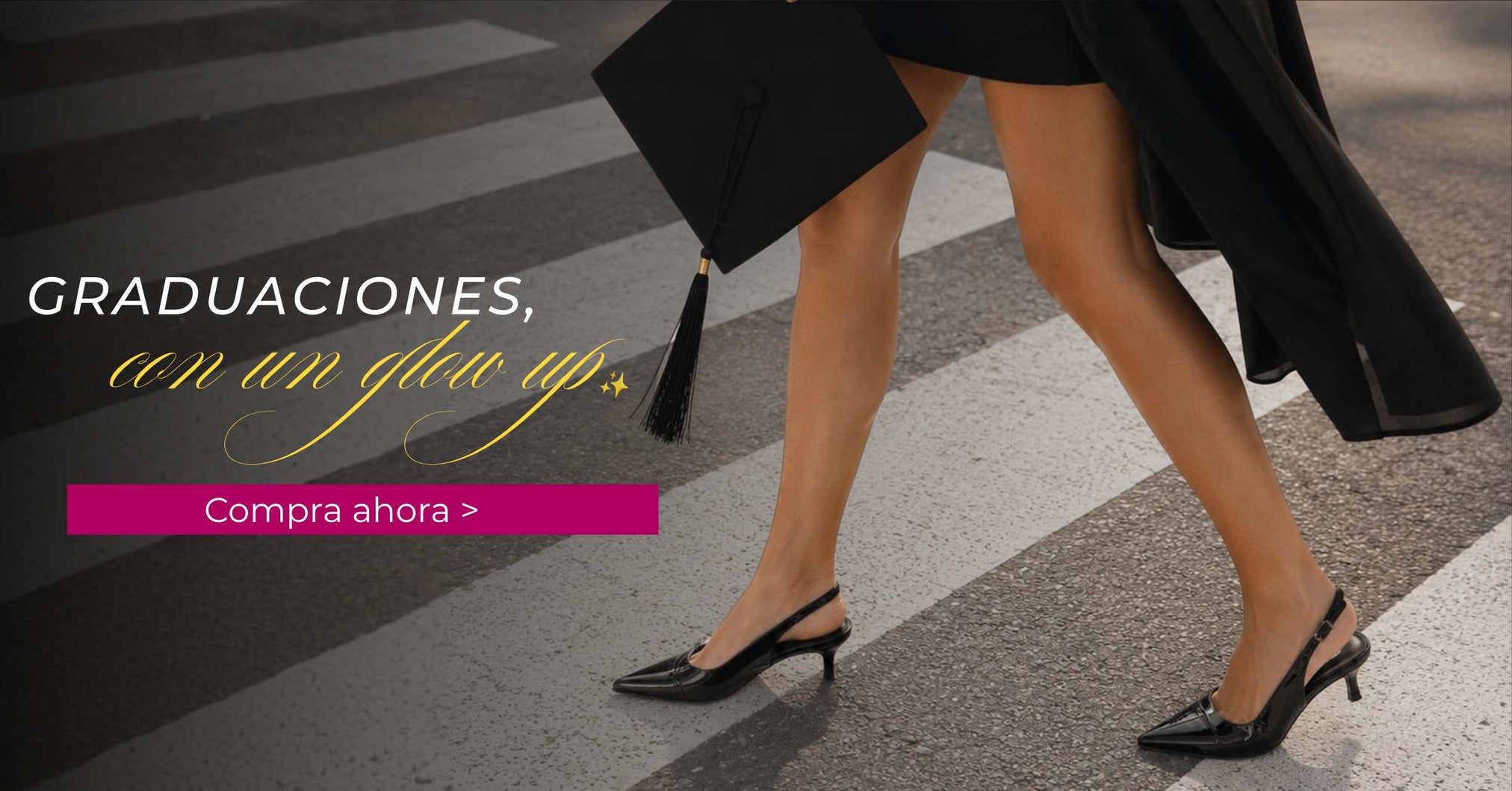 Mujer usando zapatos de tacón negros tipo slingback para graduación mientras camina con toga y birrete.