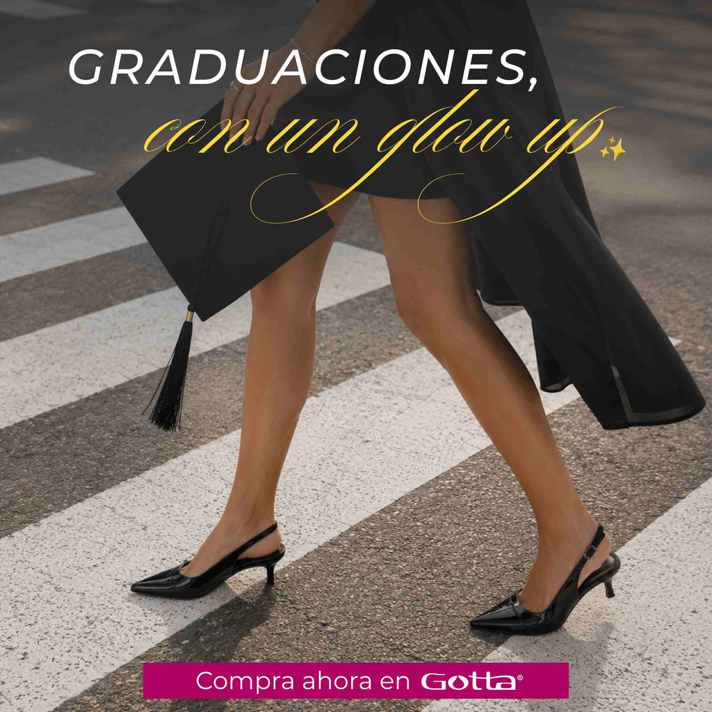 Mujer usando zapatos de tacón negros tipo slingback para graduación mientras camina con toga y birrete.